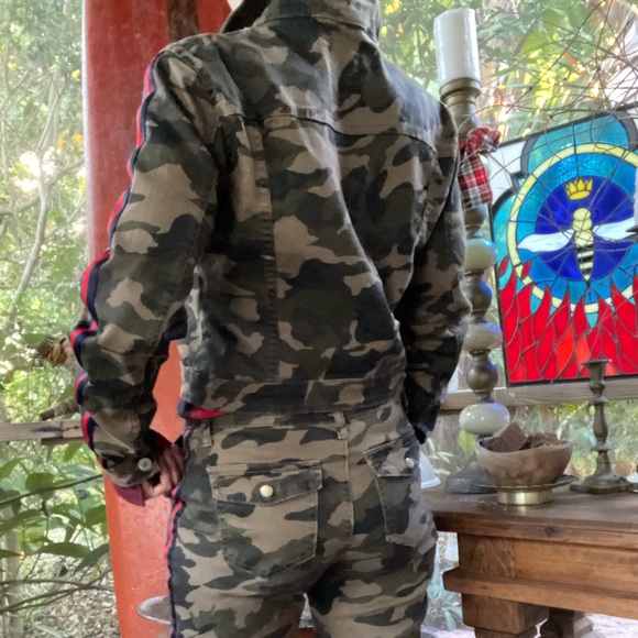 I&M Premium jeans, camo jacket with side stripes in navy and red. Size Medium - Picture 4 of 14